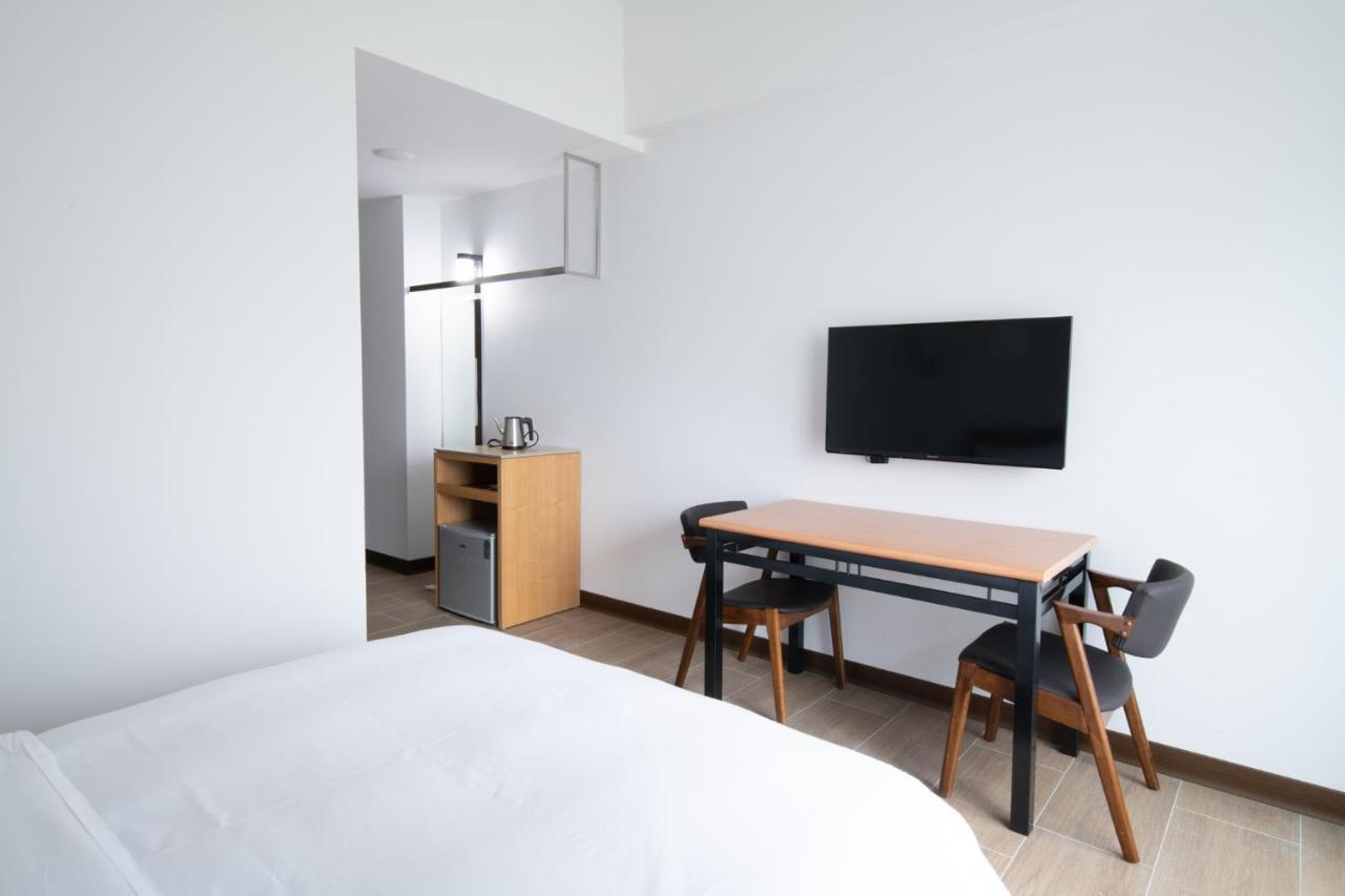 Liann Hotel Taichung Bagian luar foto
