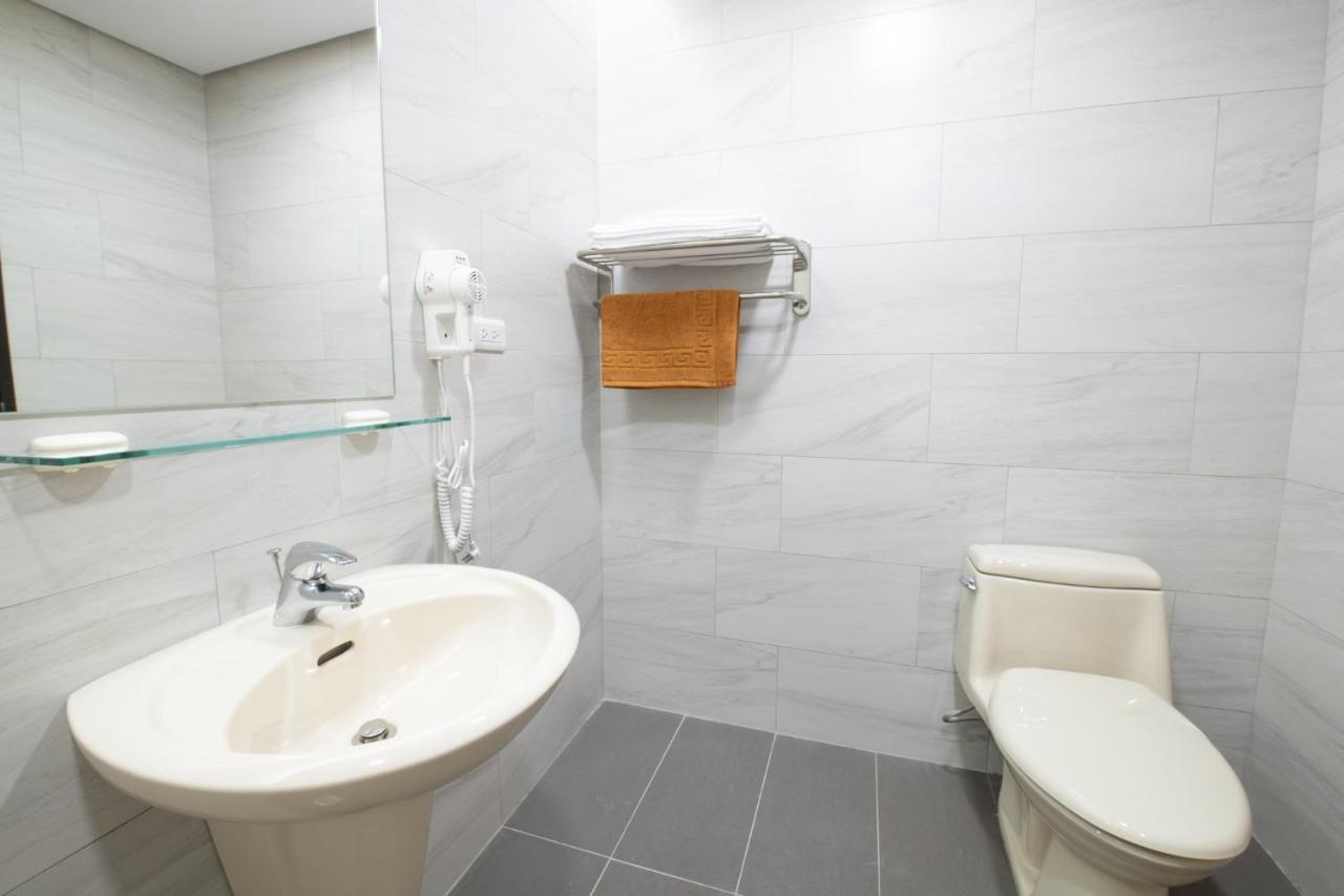 Liann Hotel Taichung Bagian luar foto