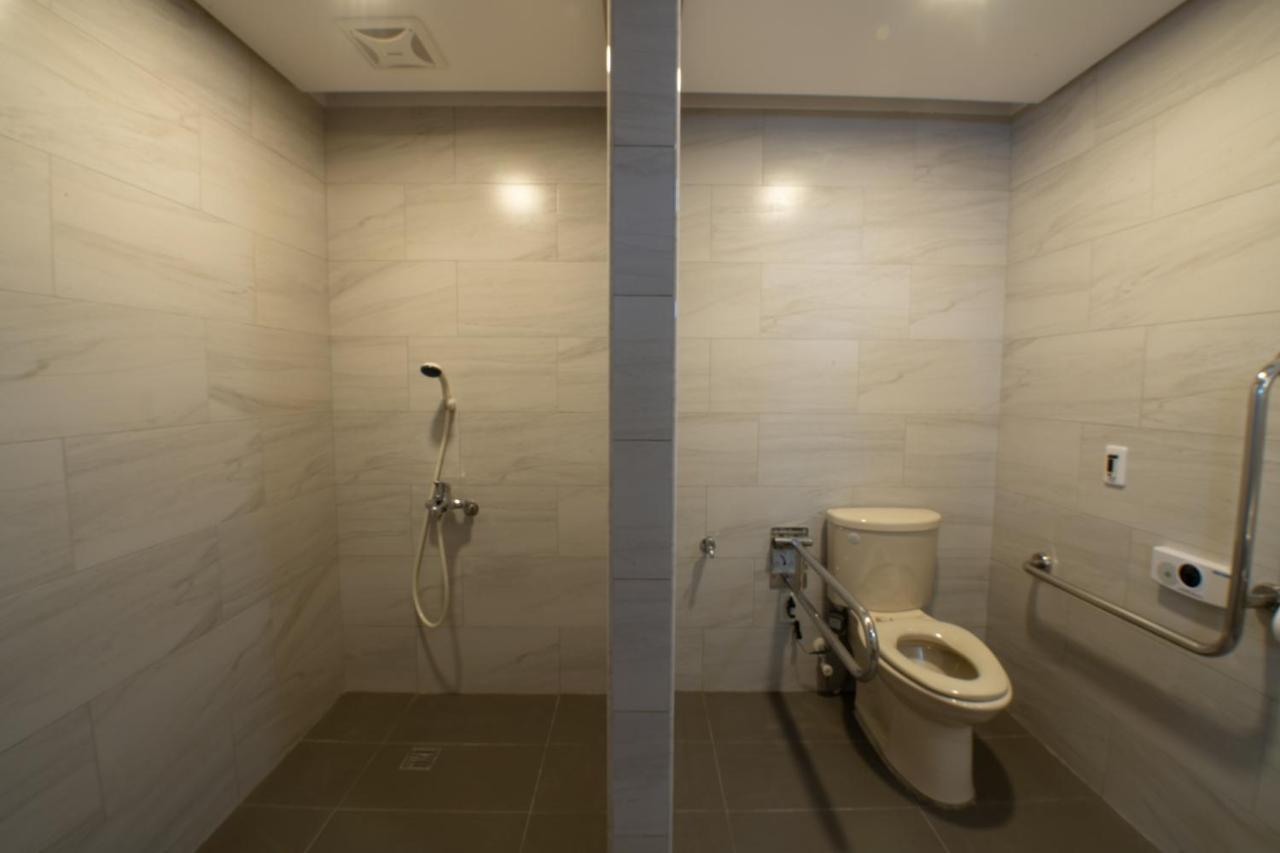 Liann Hotel Taichung Bagian luar foto