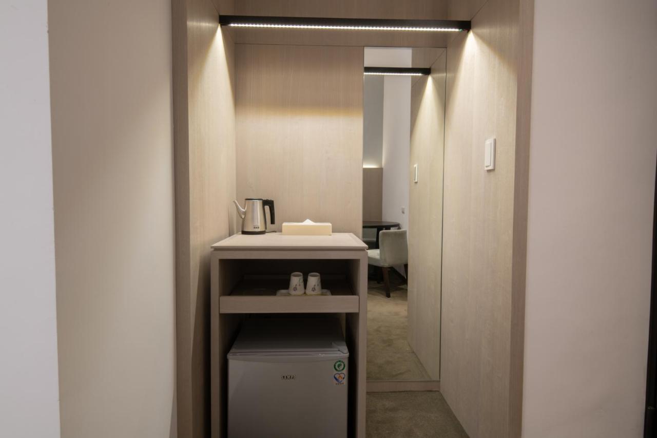 Liann Hotel Taichung Bagian luar foto