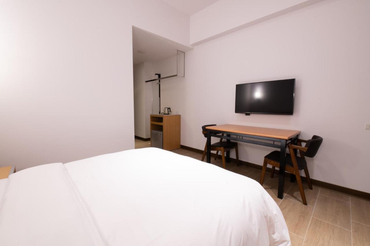 Liann Hotel Taichung Bagian luar foto