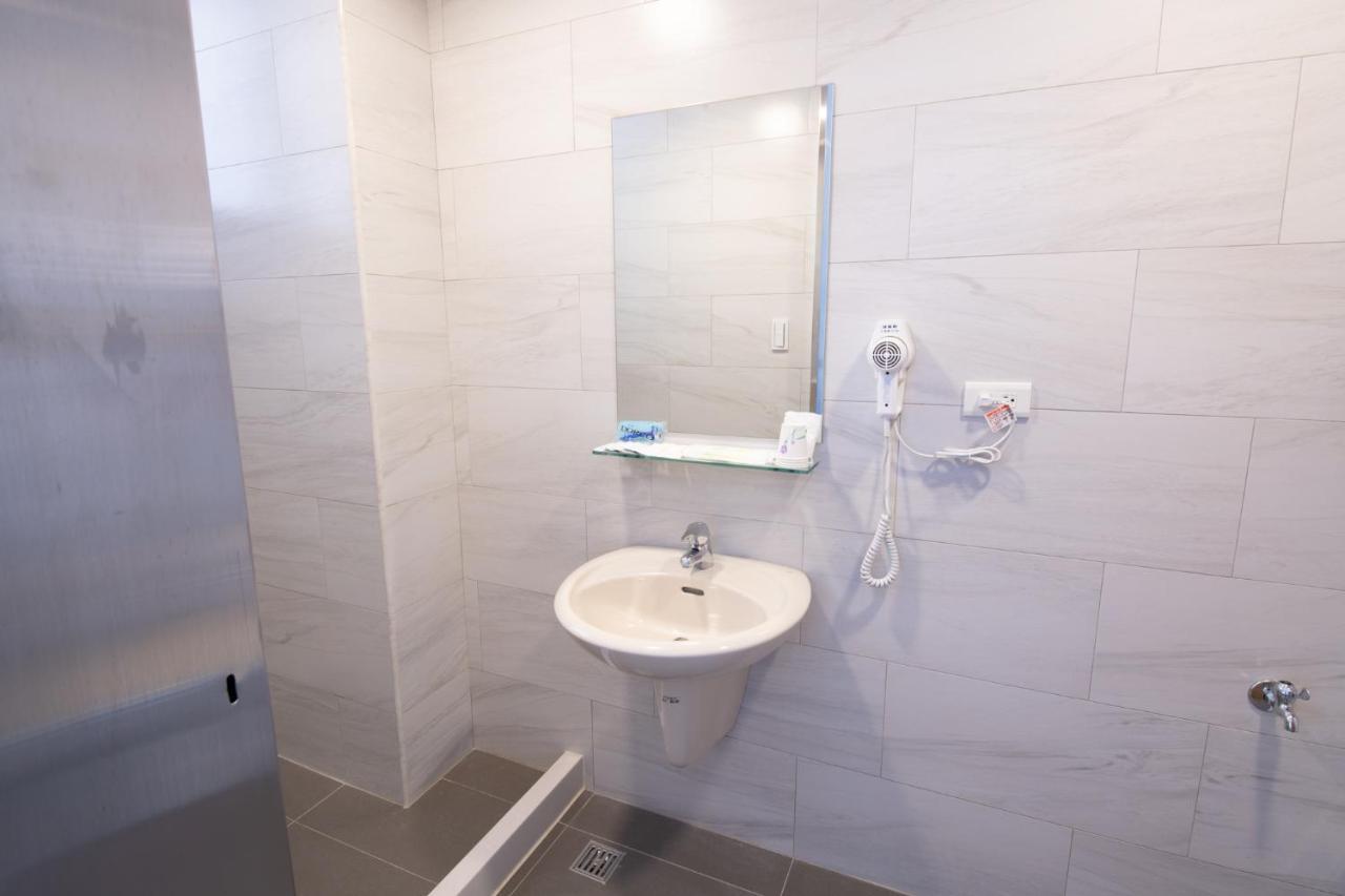 Liann Hotel Taichung Bagian luar foto