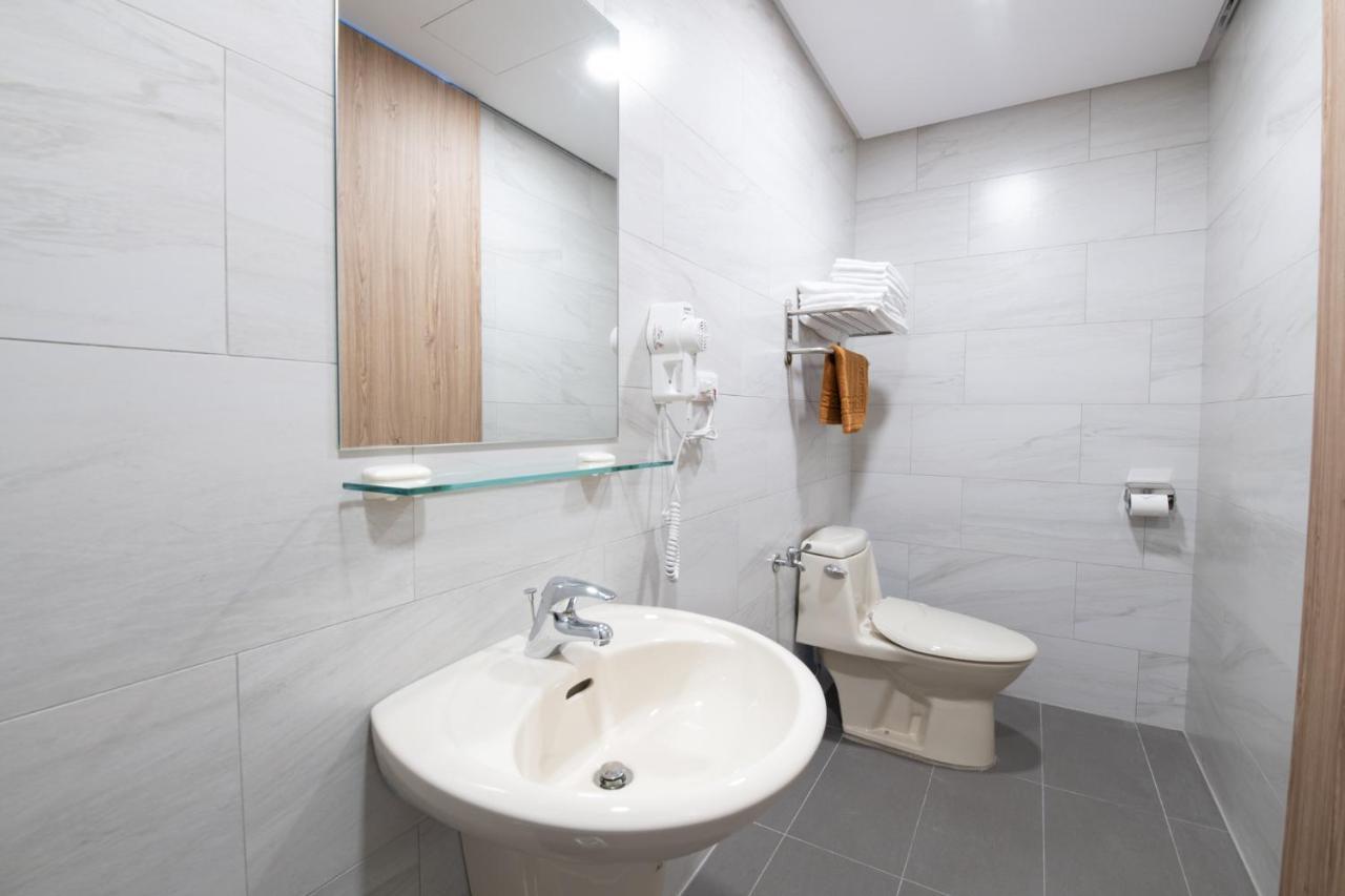 Liann Hotel Taichung Bagian luar foto