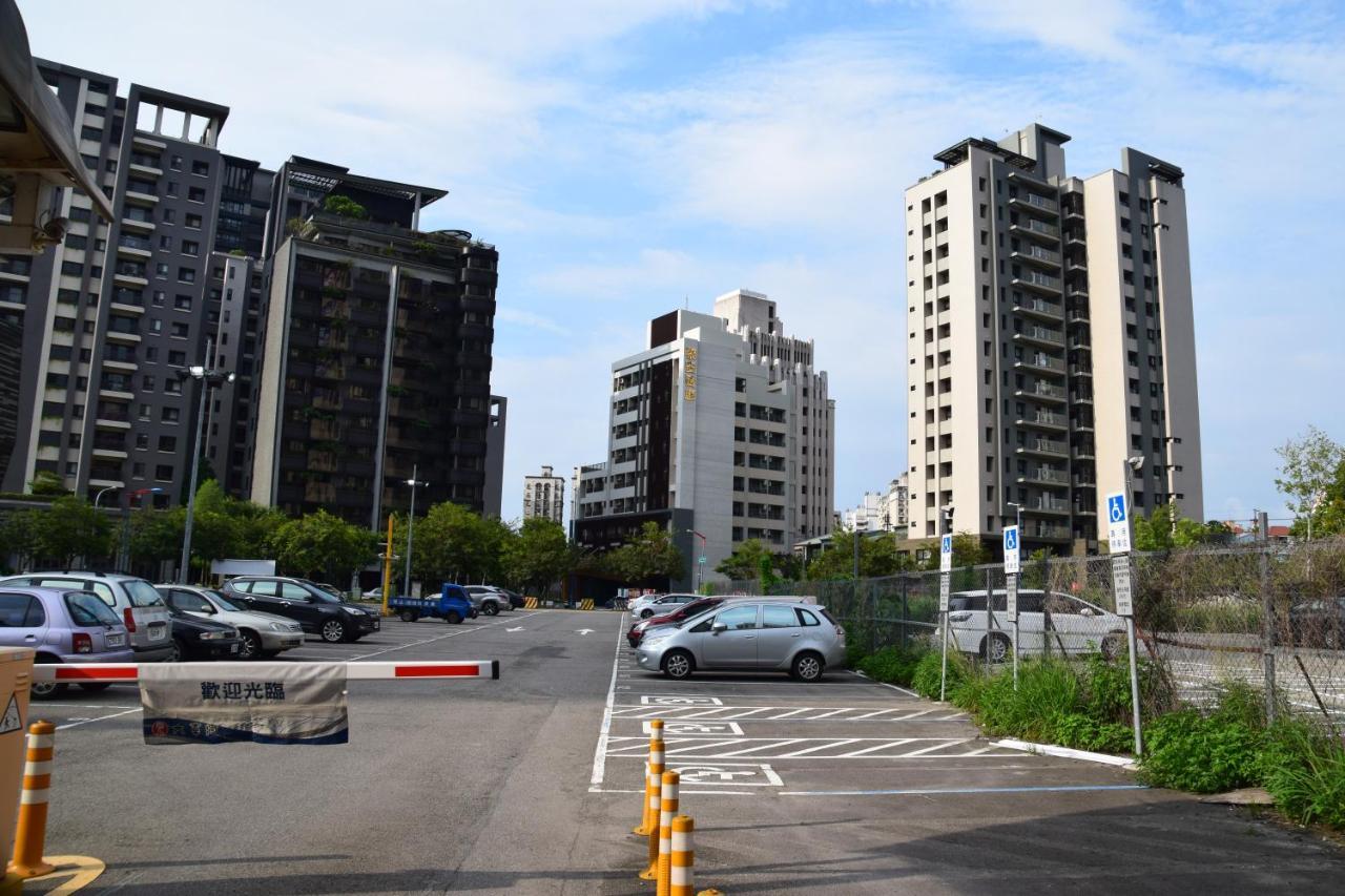 Liann Hotel Taichung Bagian luar foto