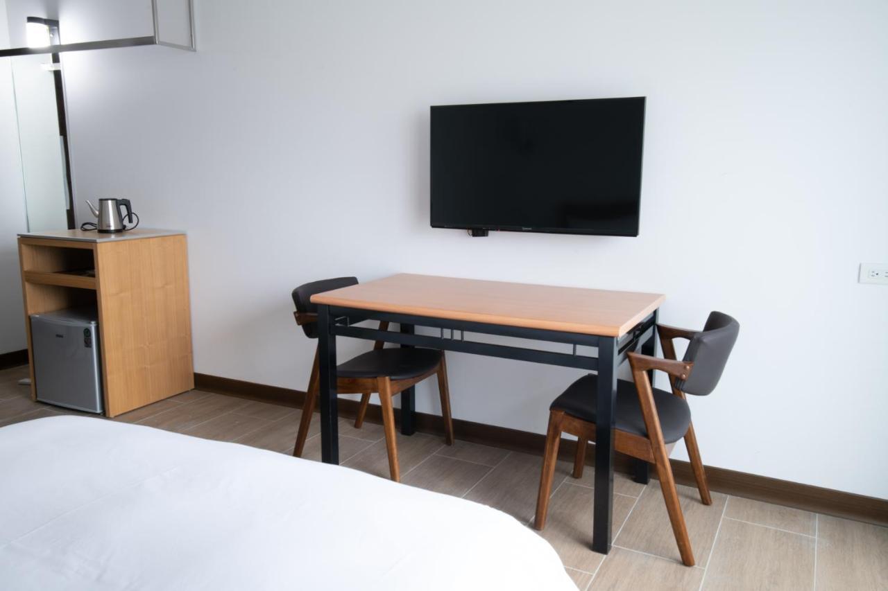 Liann Hotel Taichung Bagian luar foto