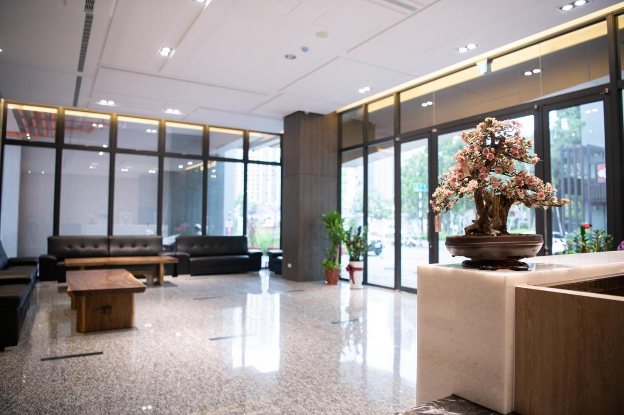 Liann Hotel Taichung Bagian luar foto
