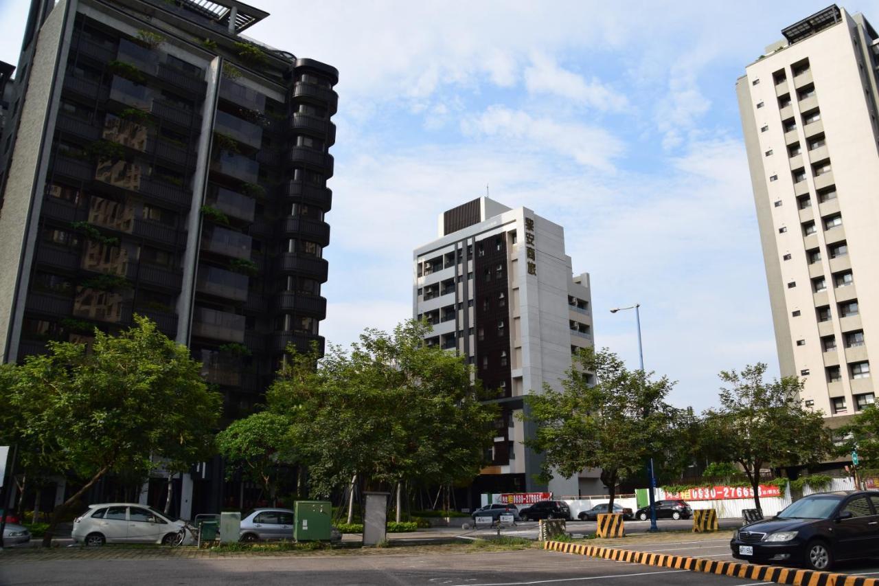 Liann Hotel Taichung Bagian luar foto